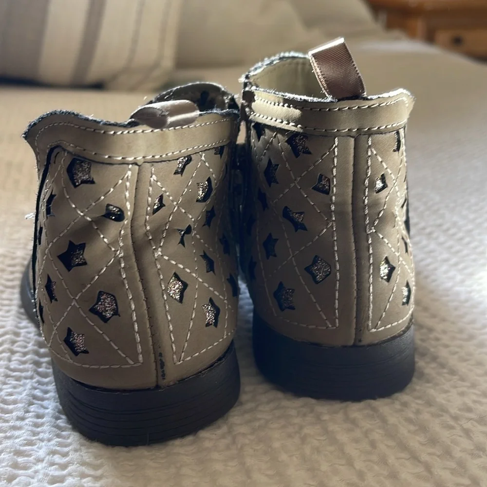 Girls Gray with Star detail OshKosh B’gosh Booties size youth 12